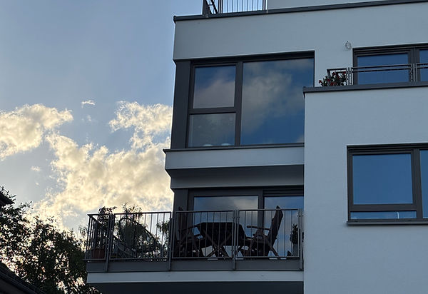 Wohngebäude mit Balkonen